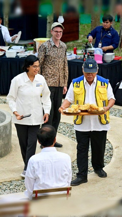 1. Sigap jadi pramusaji bagi Presiden Jokowi<br>