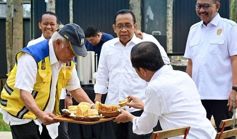Saat berkemah di IKN Nusantara, Kalimantan Timur, pria berusia 68 tahun ini membawa baki berisi makanan saat makan sarapan bersama Presiden Jokowi beserta para menteri. Layaknya seorang 'pelayan', Basuki membawa nampan berisi 3 piring roti bakar. <br>