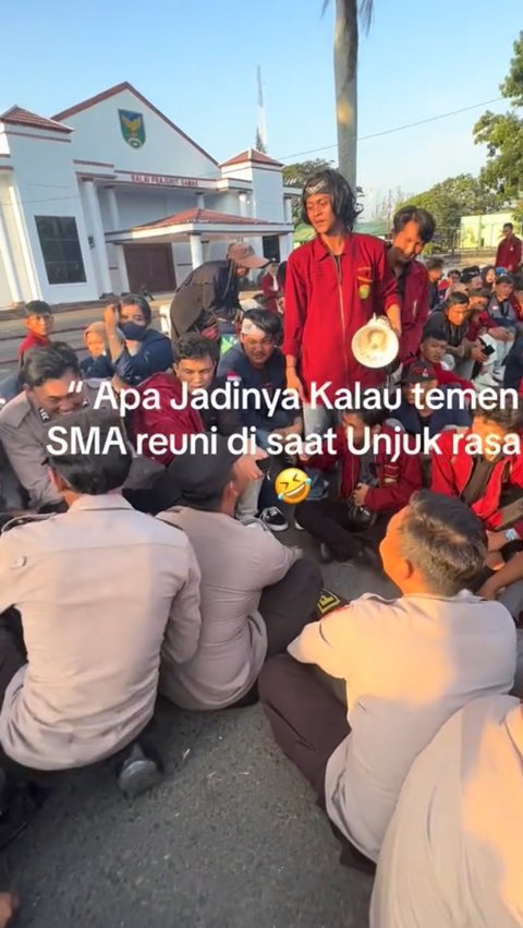 Viral Momen Kebersamaan Polisi dan Demonstran, Bak Teman Lama