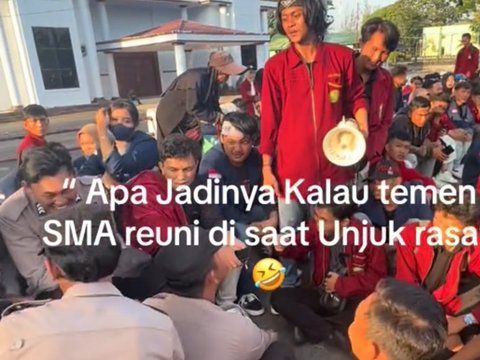 Viral Momen Kebersamaan Polisi dan Demonstran, Bak Teman Lama