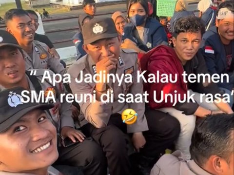 Viral Momen Kebersamaan Polisi dan Demonstran, Bak Teman Lama