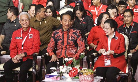 FOTO: Momen Megawati Digandeng Jokowi dan Ganjar di Rakernas PDIP, Disambut Riuh Ribuan Kader