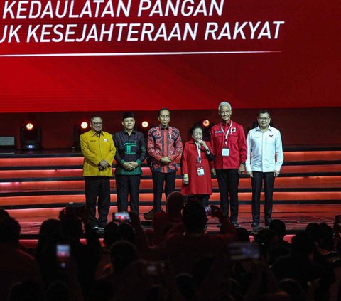 FOTO: Momen Megawati Digandeng Jokowi dan Ganjar di Rakernas PDIP, Disambut Riuh Ribuan Kader