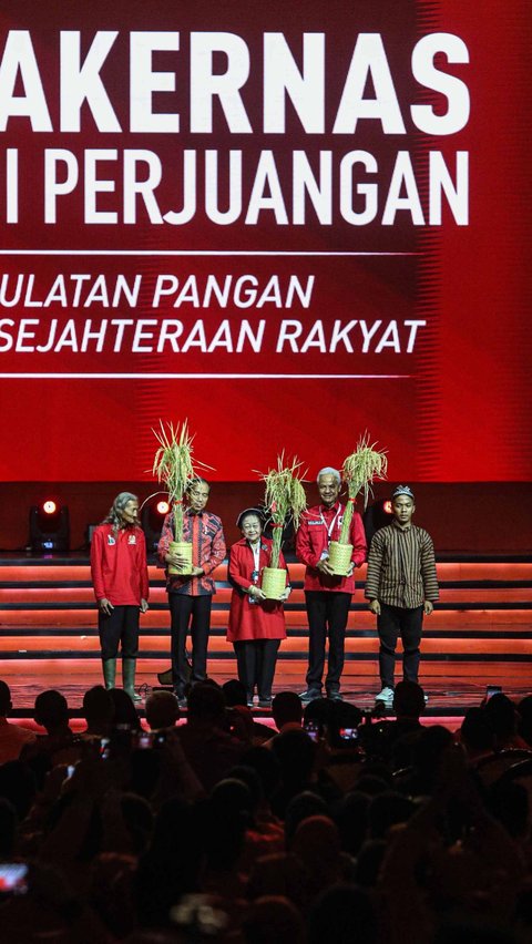 Pada momen tersebut, Megawati, Jokowi dan Ganjar menerima bibit benih padi Mari Sejahterahkan Petani (MSP).
