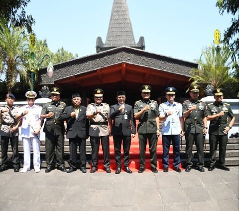 HUT ke-73 TNI, Jenderal Bintang Dua Ini Beri Hormat di Makam Soeharto dan Ibu Tien