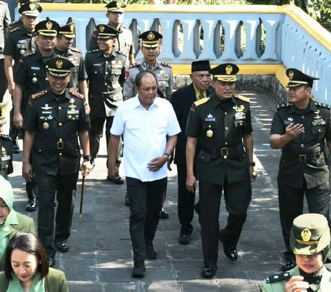 HUT ke-73 TNI, Jenderal Bintang Dua Ini Beri Hormat di Makam Soeharto dan Ibu Tien