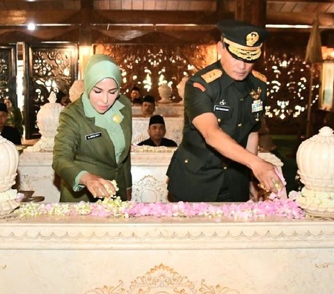 HUT ke-73 TNI, Jenderal Bintang Dua Ini Beri Hormat di Makam Soeharto dan Ibu Tien