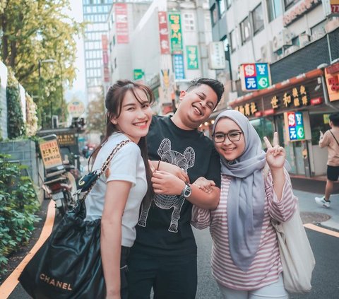 Sneak Peek at the Fun Moments of Ayu Ting Ting and Family's Vacation in Korea, Bringing Cumi Balado to Eat by the Han River