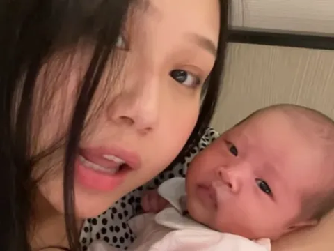 Sisca Kohl Shows off Her Daughter at 20 Days Old, Face Becoming More Spotted-like Jess No Limit