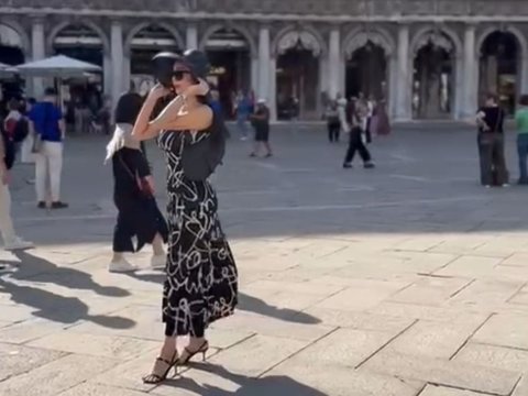 Potret Keseruan Aura Kasih Jalan-jalan di Venesia Italia, Penampilannya Curi Perhatian