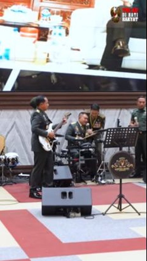 Kasad Gebuk Drum dan Wakasad Main Gitar Petik Melodinya Bikin Melongo, Kasad Singapura Asik Bernyanyi Jadi Vokalis