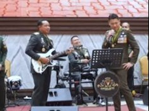 Kasad Gebuk Drum dan Wakasad Main Gitar Petik Melodinya Bikin Melongo, Kasad Singapura Asik Bernyanyi Jadi Vokalis