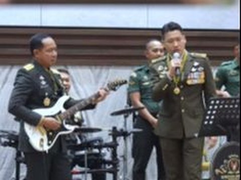 Kasad Gebuk Drum dan Wakasad Main Gitar Petik Melodinya Bikin Melongo, Kasad Singapura Asik Bernyanyi Jadi Vokalis