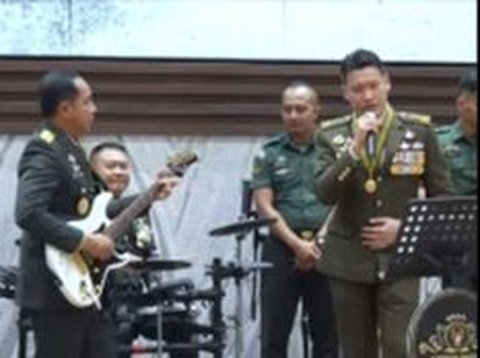 Kasad Gebuk Drum dan Wakasad Main Gitar Petik Melodinya Bikin Melongo, Kasad Singapura Asik Bernyanyi Jadi Vokalis