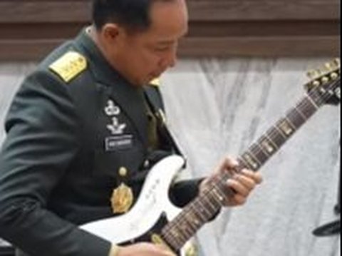 Kasad Gebuk Drum dan Wakasad Main Gitar Petik Melodinya Bikin Melongo, Kasad Singapura Asik Bernyanyi Jadi Vokalis