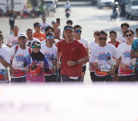 Siti Atikoh Supriyanti dan Ganjar Pranowo, serta 500 pelari dari berbagai komunitas lari di Jawa Tengah mengikuti event '10 Tahun Farewell Fun Run with Mbak Atikoh' di Stadion Jatidiri, Kota Semarang pada Sabtu (2/9) pagi.