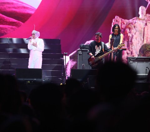Hari kedua acara Synchronize Fest 2023 di Gambir Expo, Kemayoran, Jakarta, Sabtu (2/9/2023) berlangsung meriah oleh penampilan penyanyi Melly Goeslaw yang membawakan lagu-lagu yang pernah hits dan menjadi andalan di masanya.<br>