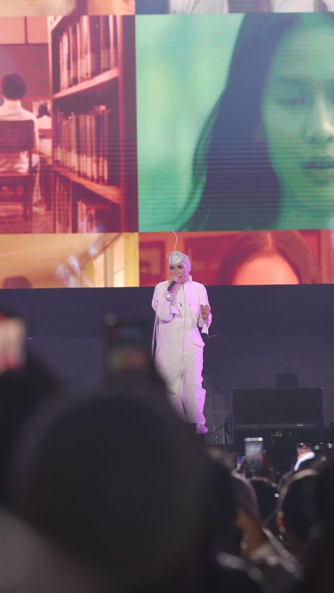 Selain dua lagu hits tersebut, penampilan solo Melly Goeslaw di Synchronize Fest 2023 juga membawakan sejumlah lagu di antaranya 'Gantung', 'I'm Falling in Love' hingga 'Tak Tahan Lagi'.