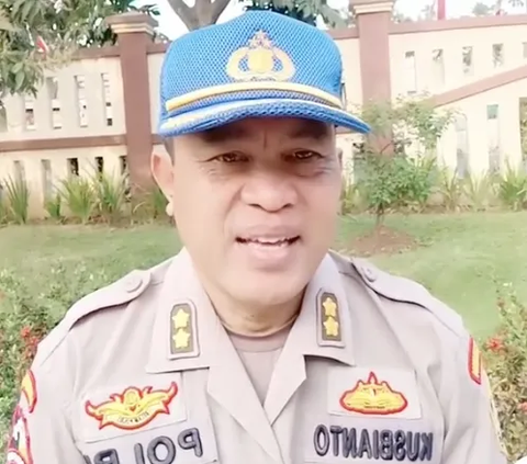 “Ini rekan-rekan, walaupun satu letting ini nasibnya beda, nih. Izin, komandan. Nah ini komandan saya, nih. Bintaranya satu letting, ya, rekan-rekan. Ini nasibnya bagus, sekarang pangkatnya sudah AKBP,” ucap Iptu Saeful Muksin.