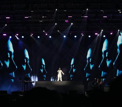 Usai tampil solo, Melly Goeslaw juga kolaborasi dengan grup vokal Bukan Bintang Biasa (BBB) di Synchronize Fest 2023.
