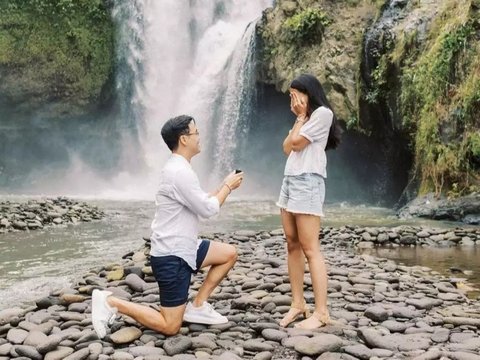 9 Potret Selebritis Melamar Di Tempat Unik, Berkesan Banget So Sweet!