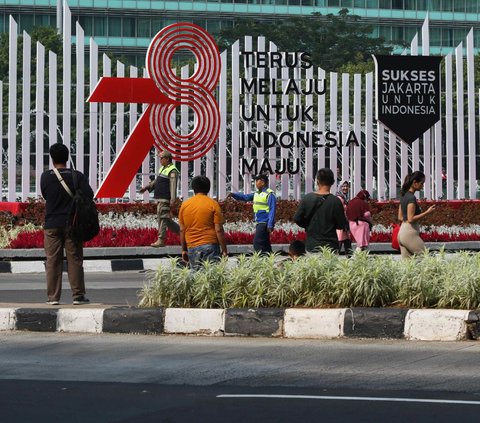 Sejumlah warga tetap berolahraga meski Hari Bebas Kendaraan Bermotor (HBKB) atau Car Free Day (CFD) ditiadakannya di kawasan Sudirman, Jakarta, Minggu (3/9/2023).