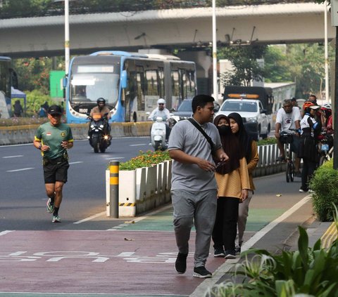 Pemerintah Provinsi DKI Jakarta meniadakan Hari Bebas Kendaraan Bermotor (HBKB) atau Car Free Day (CFD) di wilayah Sudirman-Thamrin saat kegiatan side event Konferensi Tingkat Tinggi (KTT) ASEAN ke-43 yang difokuskan di kawasan itu.
