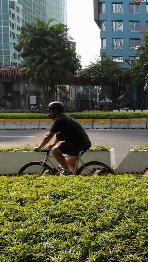 Mulai dari olahraga jalan kaki hingga bersepeda menghiasi jalan tersebut.