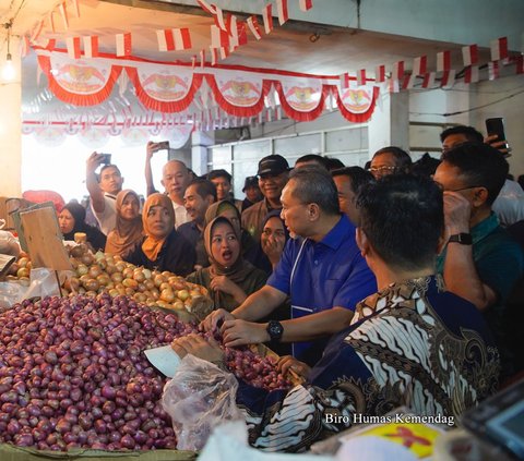 Kunjungi Pasar di Pontianak, Mendag Zulkifli Hasan Ungkap Stok Bapok Stabil dan Harga Cenderung Turun
