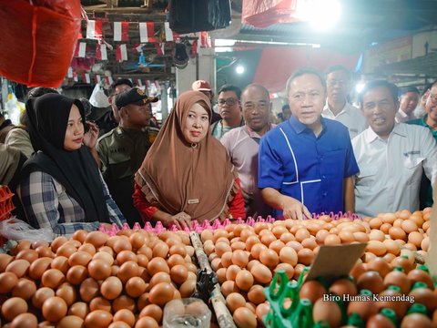 Kunjungi Pasar di Pontianak, Mendag Zulkifli Hasan Ungkap Stok Bapok Stabil dan Harga Cenderung Turun