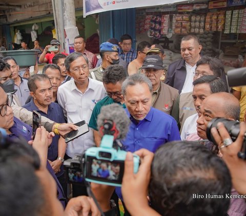 Kunjungi Pasar di Pontianak, Mendag Zulkifli Hasan Ungkap Stok Bapok Stabil dan Harga Cenderung Turun