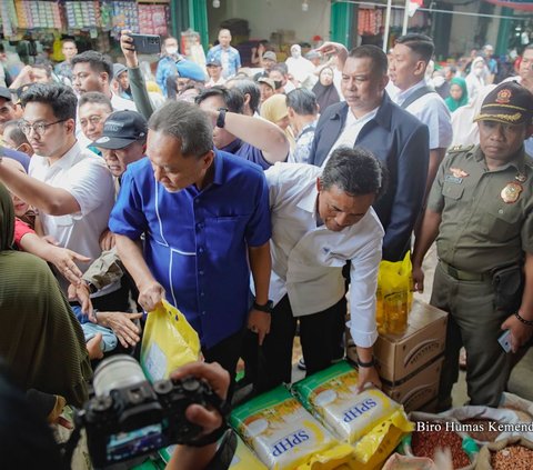 Kunjungi Pasar di Pontianak, Mendag Zulkifli Hasan Ungkap Stok Bapok Stabil dan Harga Cenderung Turun