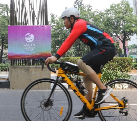 Menyambut KTT ASEAN ke-43, sejumlah persiapan telah dilakukan. <br><br>Salah satunya memasang banner pada 100 tiang monorail di kawasan Jalan HR Rasuna Said di Kuningan, Jakarta, Minggu (3/9/2023).