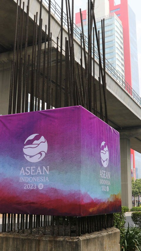 Pemasangan banner pada 100 tiang monorel  tersebut dilakukan guna menyambut penyelenggaraan KTT ASEAN ke-43.