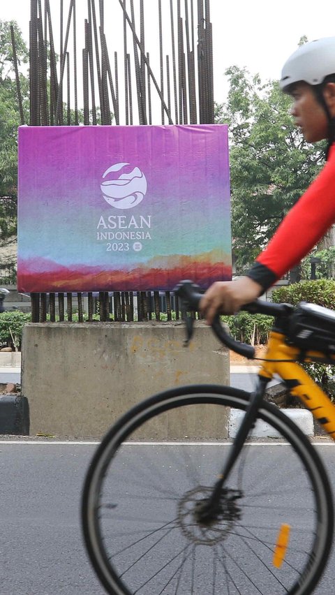 FOTO: 100 Banner KTT ASEAN Menghiasi Tiang Monorel Kawasan Jalan Rasuna Said