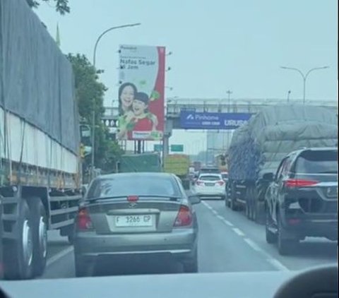 Viral Pria Lansia Kesulitan Kendarai Mobil, Hampir Alami Kecelakaan