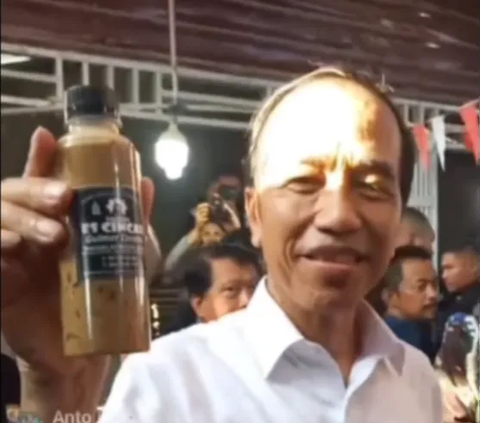 Moments when Jokowi is asked by moms to take a photo endorsing Cincau products at the market