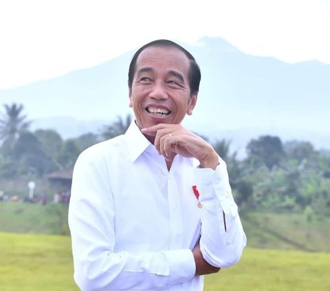 Moments when Jokowi is asked by moms to take a photo endorsing Cincau products at the market