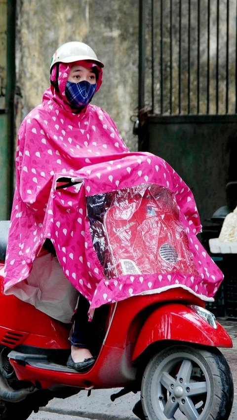 Viral Wanita Tutup Jok Motor dengan Jas Hujan agar Tak Kepanasan, Endingnya Malah Begini