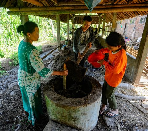 Seorang warga di Desa Dompyong, Trenggalek, Jawa Timur memiliki ide kreatif untuk menciptakan bahan bakar biogas untuk memasak.<br><br>Bahan bakar itu diciptakan dari pemanfaatan kotoran sapi yang mereka ternak.