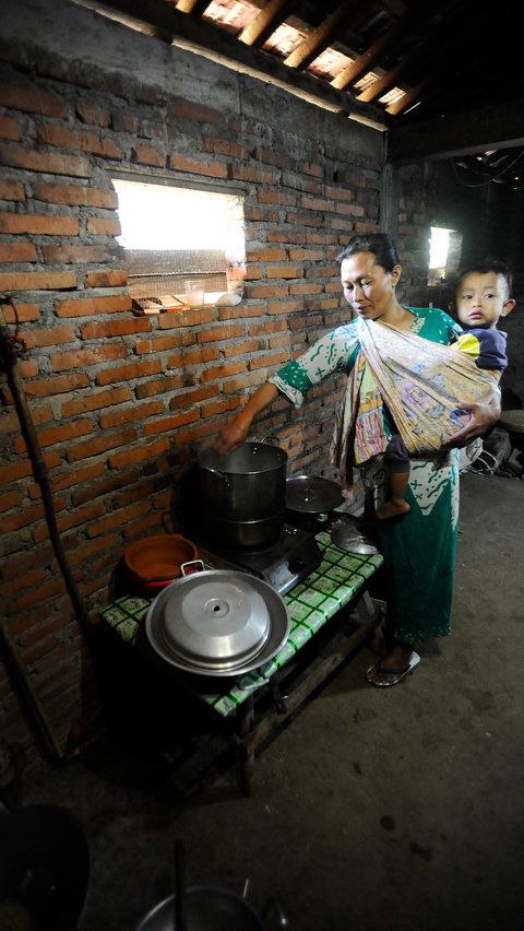 Hasilnya warga dapat memasak nasi dengan menggunakan energi yang berasal dari biogas tersebut di Desa Dompyong.