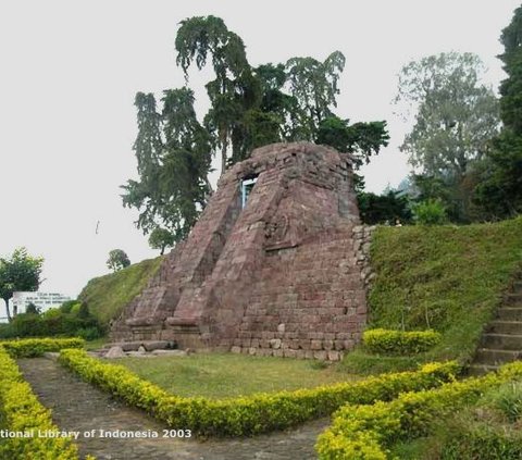 Ada dua candi bersejarah di lereng Gunung Lawu, tepatnya di Kabupaten Karanganyar, Jawa Tengah yakni Candi Cetho dan Candi Sukuh. Meski letaknya berdekatan, kedua candi ini punya sejumlah perbedaan.