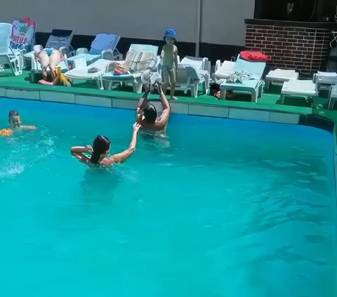 Enjoying Water in Public Swimming Pool, Accidentally Witness Disgusting 'Traces of Life'