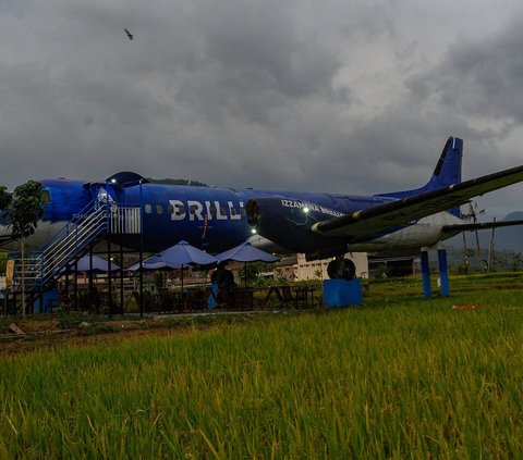 Di tengah area persawahan Kelurahan Sumbergedong, Kabupaten Trenggalek ada pemandangan unik yang terlihat dari kejauhan.<br><br>Sebuah pesawat kargo jenis ATP buatan Inggris berwarna biru tampak terparkir di sana.