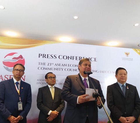 Airlangga bersama ASEAN Economic Community Council, pada hari ini juga meluncurkan Digital Economic Framework Agreement (DEFA), sebagai simbol bahwa ASEAN serius dalam transformasi ekonomi digital.