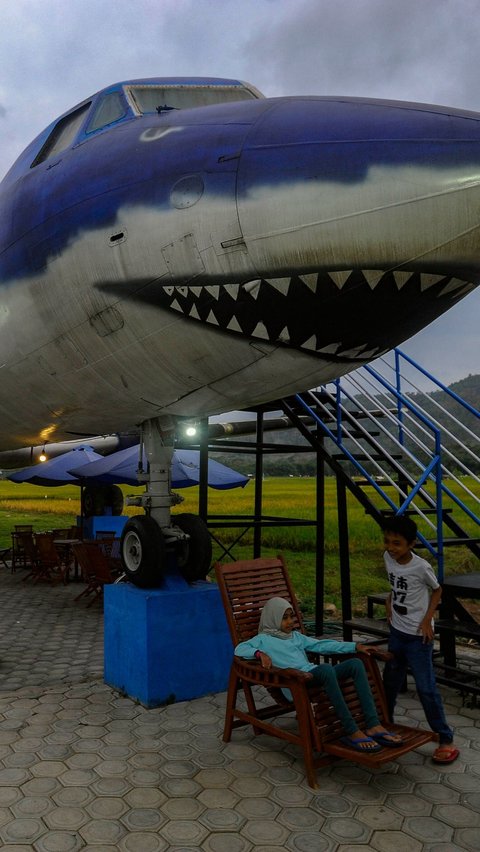 Kafe pesawat itu berdiri di atas lahan seluas 1 hektar di sekitar area persawahan di Kelurahan Sumbergedong.