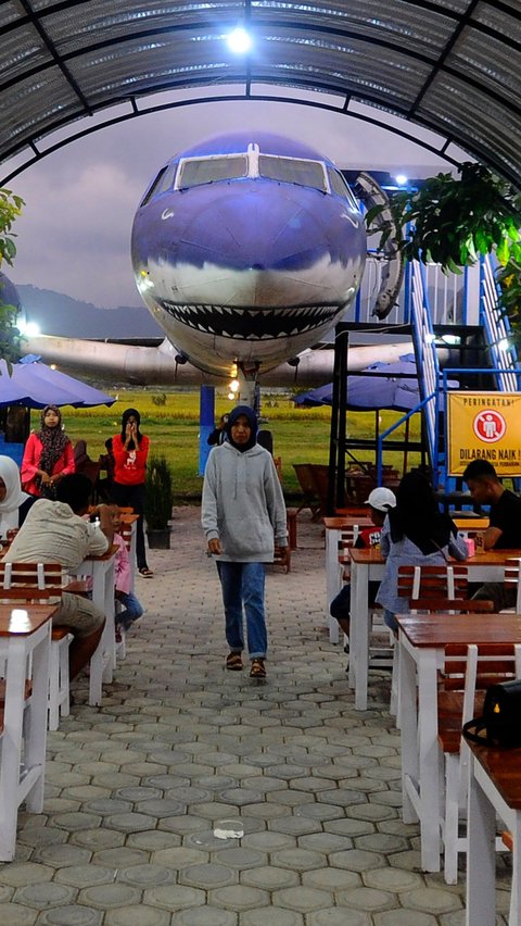 Pengunjung yang mampir di kafe dan restoran ini juga disuguhkan pemandangan moncong pesawat buatan Inggris itu saat menikmati hidangan yang disediakan.