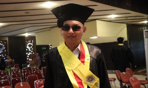 Kisah Inspiratif, Mahasiswa Penyandang Disabilitas Raih Cumlaude di Kampus Terbaik se-Indonesia