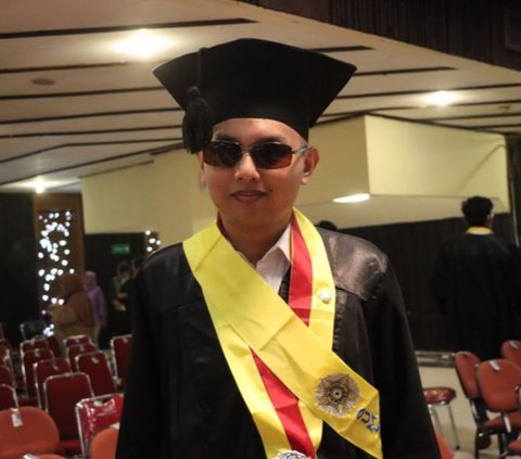 Kisah Inspiratif, Mahasiswa Penyandang Disabilitas Raih Cumlaude di Kampus Terbaik se-Indonesia