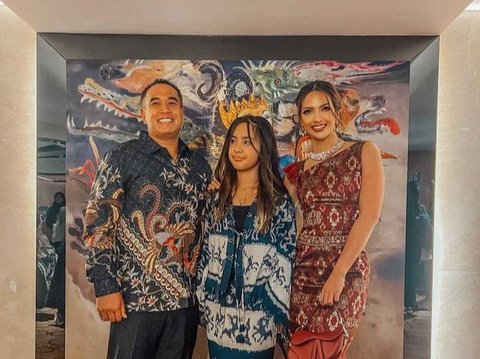 Jelang SMP, 8 Foto Cantik Mikhayla Bakrie yang Saingi Sang Mama